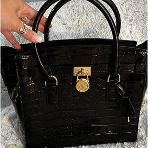 MICHAEL KORS BLACK PURSE Is in good condition, clean inside and  pet free.